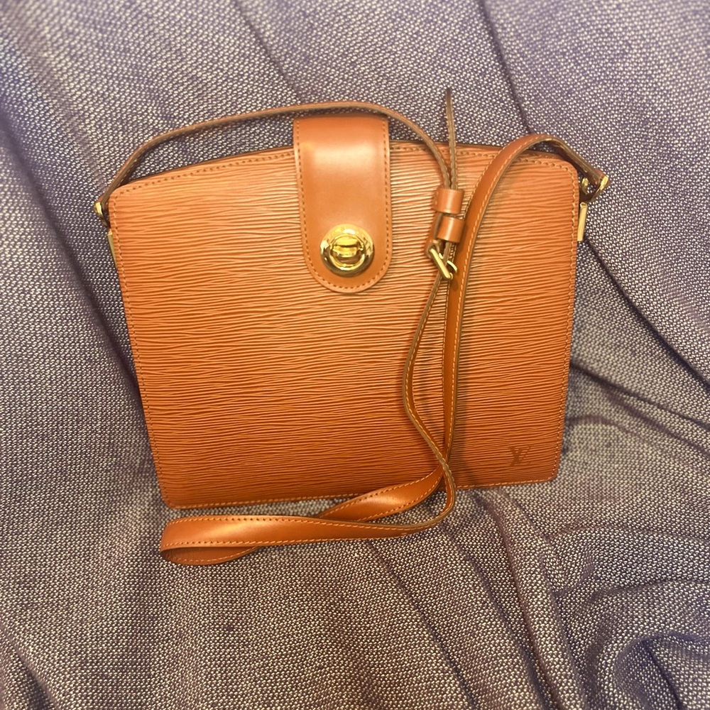 🧡🧡🧡UNIQUE LV Epi- classy, sassy, and beautiful! Much like its new owner? 😇